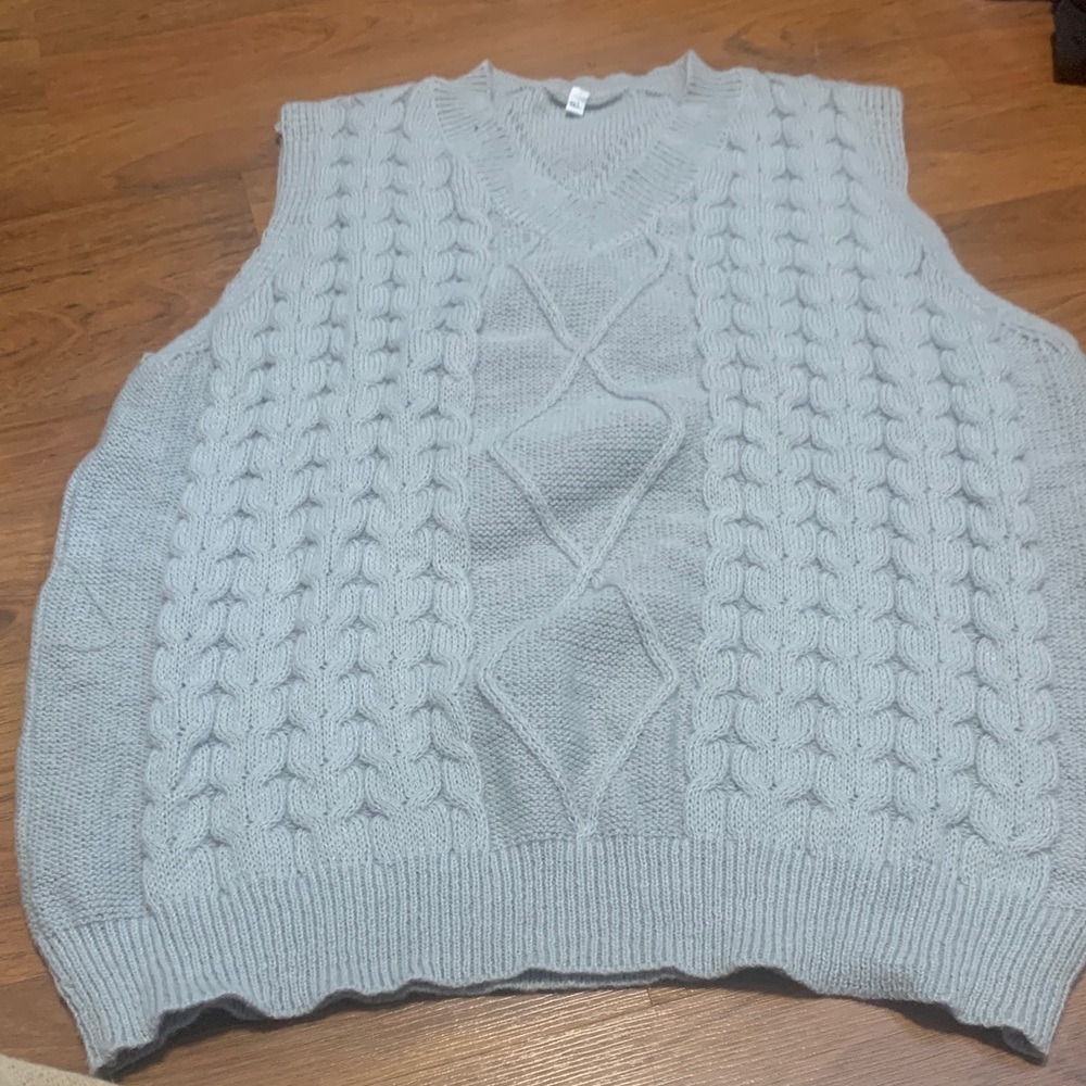 Elegant Gray V-Neck Cable Knit Sweater Vest